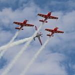 ... wykręca nad całą trójką samolotów.