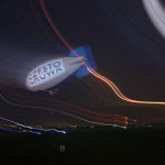 I noc, Wśród szalejących świecidełek sterowiec sunie dostojnie 