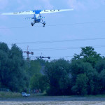 Czyżyny 2014. Nasz RWD-5R ( bez klap) startuje tuż nad wysoką "bramką" linii wysokiego napięcia.