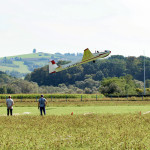 W międzyczasie trwają konkurencje szybowcowe. Startuje "Bocian"...