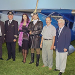 75 lat  "LOT-u". Przed RWD-5R stoją od lewej  inż. Jerzy Mularczyk konstruktor repliki, Prezes SLE kpt. Ryszard Jaworz, prac. "LOT-u" w strojach z epoki, Jerzy Kołodziej i Prezes Honorowy SLE Eugeniusz Pieniążek