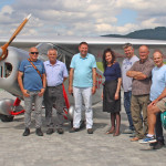 Łososina Dolna  2023. Dominik Punda (czwarty z prawej)  oblatał RWD-5 i cieszy się naszą radością